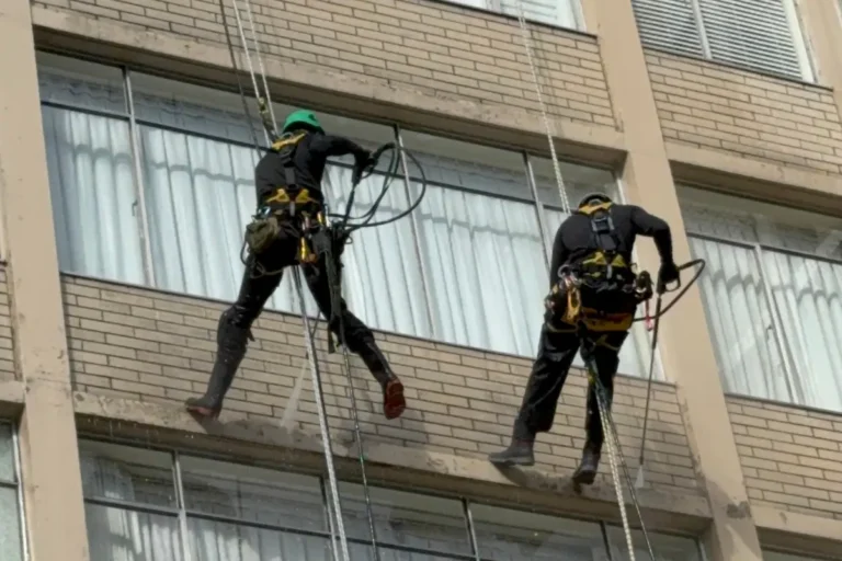 Rope-access-pressure-washing-vancouver-1